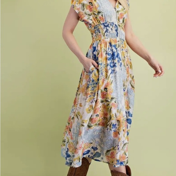 Floral Midi Dress with a Front Zipper and Smocked Waist - Picture 3 of 6